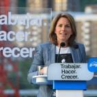 La presidenta del PP Vasco Arantza Quiroga, durante el acto de pega de carteles en Bilbao, que da inicio a su campaña.