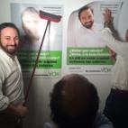 Santiago Abascal, candidato de VOX a la Comunidad de Madrid, en la pegada de carteles de su partido.