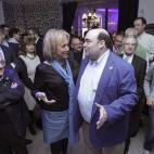 La presidenta del Partido Popular de Asturias y candidata a la Presidencia del Principado, Mercedes Fernández (i), conversa con el alcalde de Oviedo, Agustín Iglesias Caunedo (d), durante un acto de apertura de la campaña electoral.