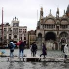 Casi metro y medio de agua que ha sumergido a más de la mitad de Venecia. El fenómeno del 'agua alta', la subida de las mareas, alcanzó esta madrugada los 143 centímetros, uno de los más altos en los dos últimos años.