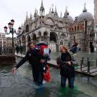 Con el agua por las rodillas en la plaza de San Marcos