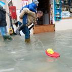 A caballito para no mojarse