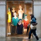 De compras, con botas y paraguas