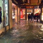 Los comercios se han visto afectados por una de las mayores 'aguas altas' de los últimos años