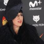 En los años cuarenta y cincuenta se generalizó un peinado que elevaba el tupé y que solía llamarse Arriba España. El peinado de Rossy no lo era (de hecho, no había mucho peinado ahí…) pero su tocado (que solo debe usarse por las mañana...