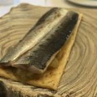 Sardina ahumada sobre hueso de aceituna