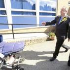 Alex Salmond, antiguo primer ministro escocés, acude a votar