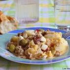 Lleva patatas cocidas, huevos, bonito en escabeche, aceitunas, pepinos, cebolla y tomates. Esta es la receta completa.