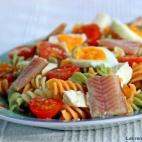 Se preparar con pasta de colores, queso fresco, huevos cocidos, tomates cherry, anguila humada y vinagreta de mil. La receta completa la puedes consultar en Cookpad.