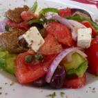 Est&aacute; hecha con tomates, pepino, pimiento verde, aceitunas griegas. cebolla roja, queso feta, pan tostado y or&eacute;gano. Aqu&iacute; tienes la receta completa.