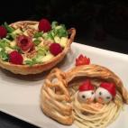 La ensalada está hecha con variedad de lechugas, jamón serrano, piña, nueces, grosellas y salsa rosa. Mira aquí la receta completa.