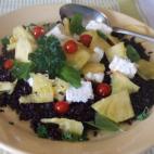 También lleva tomates cherry, hojas de albahaca fresca, sal, pimienta rosa y ramas de perejil. Puedes ver aquí los pasos a seguir para prepararla.