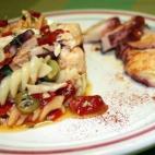 Se prepara con pasta, bonito, langostinos, pulpo, pimiento de piquillo y aceitunas rellenas. La receta la puedes consultar en Cookpad.