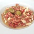 Sólo lleva tomates maduros, bacalao (o atún) y aceitunas. La receta la puedes ver en Cookpad.