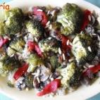 También lleva cebolla, pasas, piñones y pimiento rojo asado. La receta la puedes ver en Cookpad.