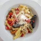 Con verduras asadas —pimiento rojo, verde, calabacín y berenjena—, macarrones, atún y queso rallado. Aquí tienes la receta completa.