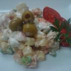 Es la clásica ensaladilla decorada con tomates, huevos duros, guisantes y pimiento morrón. Aquí puedes ver cómo prepararla.