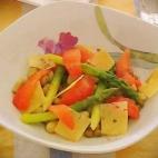 Los ingredientes necesarios son espárragos verdes, tomates, habas, guisantes y queso parmesano. El aliño se prepara con aceite de oliva, vinagre de Módena y mostaza. Aquí puedes ver cómo hacerla.