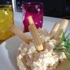 Esta ensaladilla lleva también maíz dulce, gambas cocidos, tronquitos de mar, jamón york y aceitunas rellenas. Aquí puedes ver cómo prepararlo.