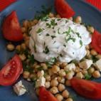 Lleva tambi&eacute;n pepino, tomate, cebolleta, pimiento verde y queso feta. Se acompa&ntilde;a de salsa de yogur. Mira c&oacute;mo prepararlo.