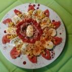 Los ingredientes para prepararlo son tomate de ensalada, mozzarella, maíz, pimiento morrón, pechuga de pavo y pimentón. La receta completa la puedes encontrar en Cookpad.