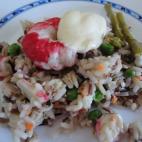 Lleva también zanahoria, guisantes, atún, queso manchego, mayonesa y espárragos. Si quieres prepararla, sigue estos pasos.