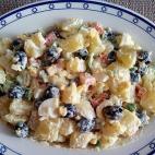 También lleva tomate de ensalada, pimiento verde, aceitunas negras, atún y mayonesa. Mira en Cookpad cómo prepararla.