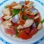 Con tomate, pimiento verde, cebolla roja y pepino. Mira c&oacute;mo puedes prepararla.