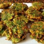 Siempre hay una forma de aportar menos calor&iacute;as a las recetas de los manjares t&iacute;picos de cualquier fiesta. Por ello, los bu&ntilde;uelos tambi&eacute;n pueden ser de un ingrediente como las acelgas. Consulta c&oacute;mo prepararlos...