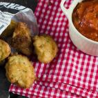 El acompa&ntilde;amiento no es menos importante que los ingredientes. La mezcla de los bu&ntilde;uelos y el pisto, dos platos que alardean de tradici&oacute;n, se puede convertir en un recurso de Semana Santa muy sabroso. Consulta la receta al c...