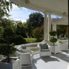 Porche envolvente de la residencia.