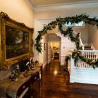 El vestíbulo, decorado por Karen Pence para las Navidades de 2020.