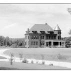 La residencia, en 1895, cuando su fachada era de ladrillos rojos, antes de que pavimentaran los caminos y asfaltaran las carreteras.