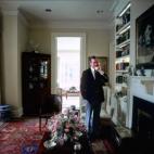 El vicepresidente George H.W. Bush habla por teléfono, alrededor de 1983.