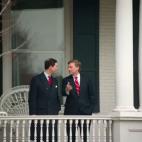 El príncipe Carlos de Inglaterra conversa con el vicepresidente Dan Quayle el 17 de febrero de 1989.