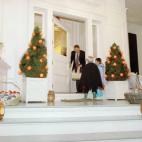 Al Gore recibe a unos niños que van a pedir caramelos en su casa en Halloween de 1993.