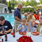 Joe Biden celebra una barbacoa para los miembros lesionados de su servicio y sus familiares el 25 de mayo de 2010.