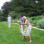 Jill Biden participa en una batalla de pistolas de agua en la barbacoa.