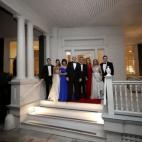 La familia Pence posa en el porche el 20 de enero de 2017, antes de la inauguración.