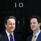 Cameron posa frente al número 10 de Downing Street junto a Nick Clegg, su aliado en su primera victoria electoral, en 2010. Los liberaldemócratas se han dado un batacazo este 2015.
