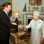 Cameron estrecha la mano de la Reina de Inglaterra.