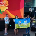 Representantes de la comunidad LGTBI ucraniana muestran una bandera nacional.