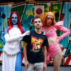 Jaime Torrijos Moreno, promotor de la gala Reina Drag, posa con dos de las participantes, Chanel Anorex y Mary Conazo.