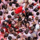 GRAF4095. PAMPLONA, 06/07/2022.- Cientos de personas disfrutan tras el chupinazo en la Plaza Consistorial de Pamplona este miércoles dando comienzo a los Sanfermines 2022. EFE/Villar López