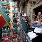 GRAF4089. PAMPLONA, 06/07/2022.- El exfutbolista, Juan Carlos Unzué da el chupinazo desde el balcón del Ayuntamiento en la Plaza Consistorial de Pamplona este miércoles dando comienzo a los Sanfermines 2022. EFE/Jesús Diges
