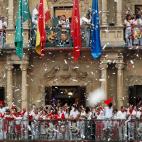 GRAF4118. PAMPLONA, 06/07/2022.- El exfutbolista, Juan Carlos Unzué (arriba) da el chupinazo desde el balcón del Ayuntamiento en la Plaza Consistorial de Pamplona este miércoles dando comienzo a los Sanfermines 2022. EFE/Villar López