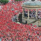 PAMPLONA, 06/07/2022.- Vista del comienzo de los Sanfermines 2022 desde la Plaza del Castillo en Pamplona este miércoles. EFE/Daniel Fernández