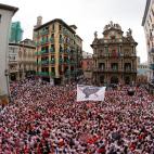 GRAF4066. PAMPLONA, 06/07/2022.- Cientos de personas disfrutan en la Plaza Consistorial de Pamplona este miércoles antes del chupinazo de los Sanfermines 2022. EFE/Villar Lopez