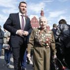 Veteranos, niños disfrazados, actuales militares... todos se han reunido en la Plaza Roja de Moscú.
