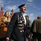 Veteranos, niños disfrazados, actuales militares... todos se han reunido en la Plaza Roja de Moscú.